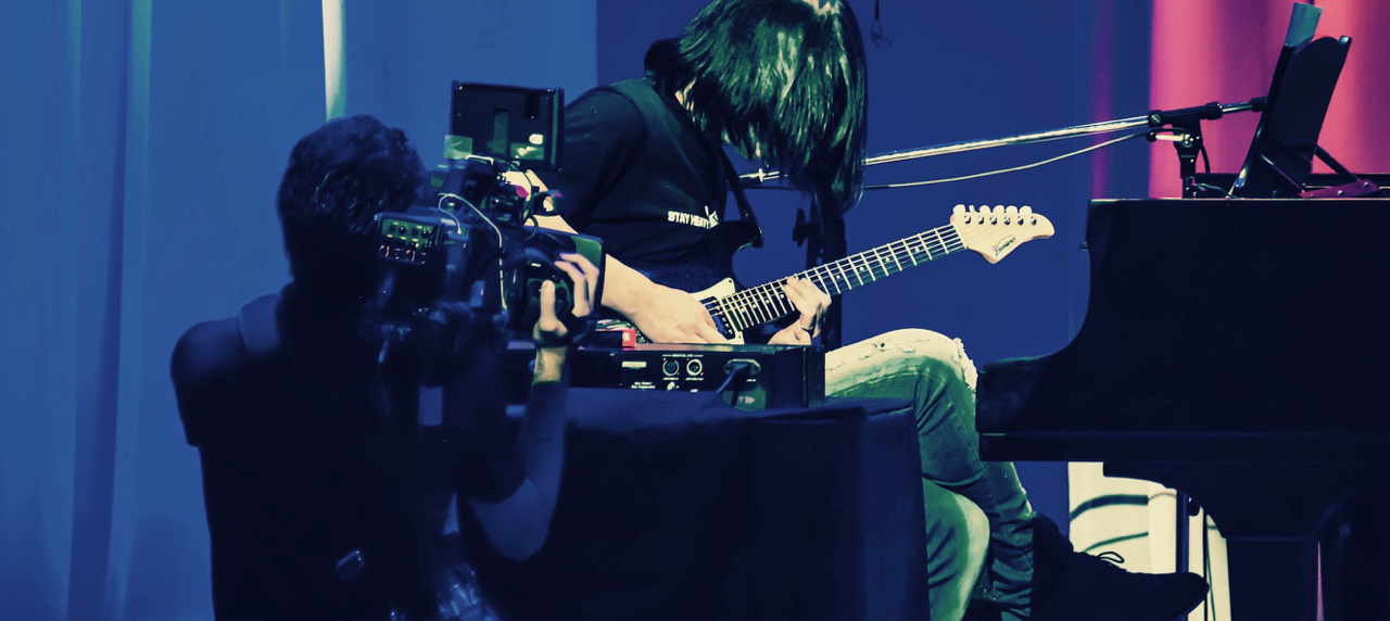 朝倉さや静岡公演でギターとピアノを弾くsolayaの写真